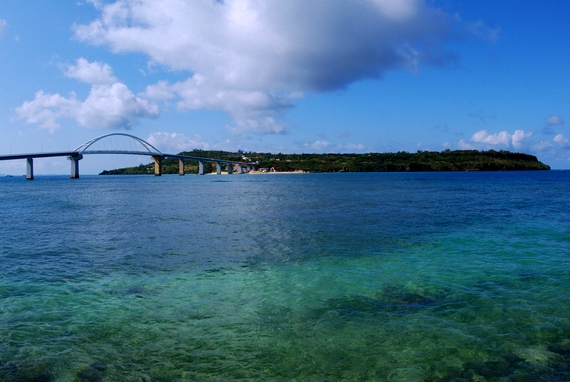 沖縄本島から橋で渡れる離島　瀬底島