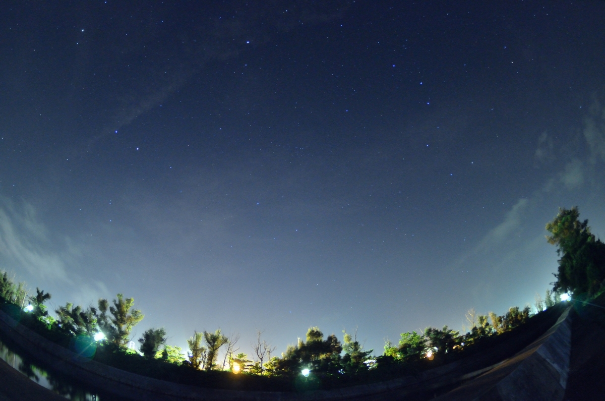 伊計島 プラネタリウムのような夜空で写真撮影