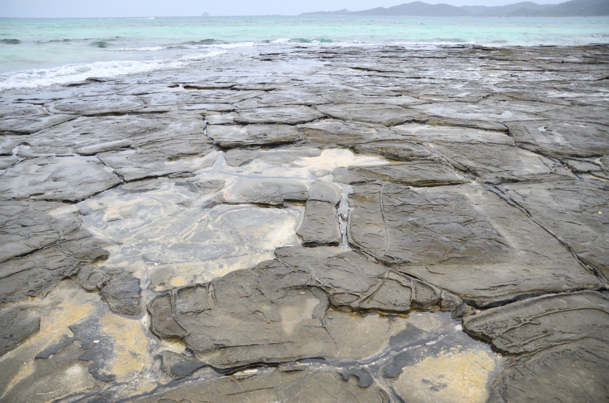 久米島　亀の甲羅のような六角形の石「畳石」