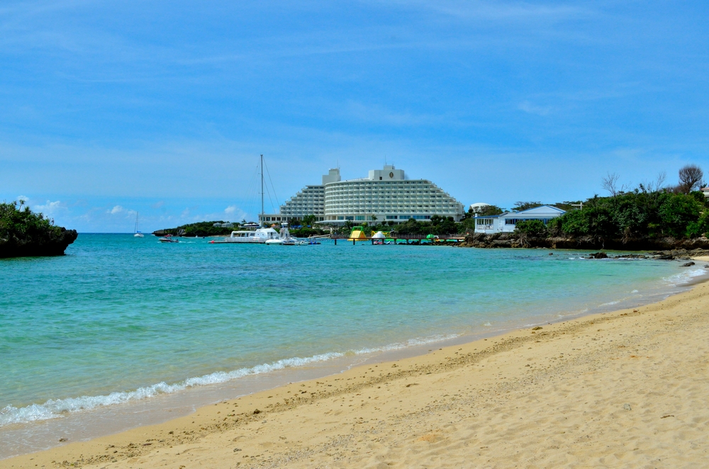 沖縄の海を見ながら万座ビーチリゾートの挙式